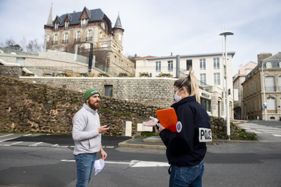 L’attestation de déplacement dérogatoire est demandée aux piétons circulant dans la rue. ©Guillaume Fauveau  