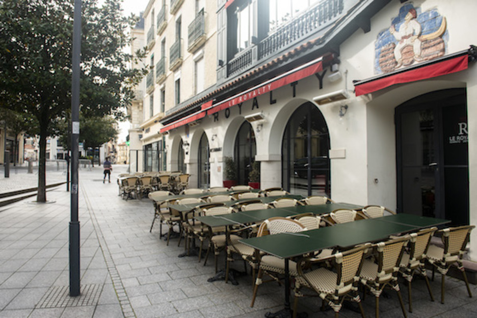 Les restaurants fermés, le silence règne dans les terrasses de Biarritz. ©Guillaume Fauveau 