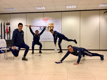 Egunero etxean ordubetez jarduera fisikoa egin ahal izateko bideoa zabaltzen du Salto-ko taldeak. (NAIZ)