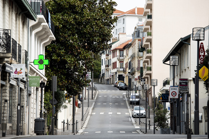 Una de las localidades labortanas con mayor número de residencias secundarias, Biarritz, vacía por el confinamiento. (Guillaume FAUVEAU)