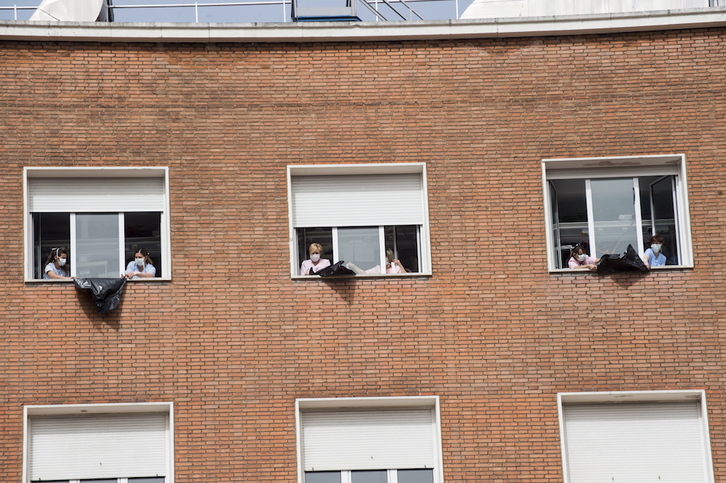Osakidetzako langileek zapi beltzak atera dituzte ospitaleetan, hildako erizainaren omenez. (Marisol RAMIREZ/FOKU)