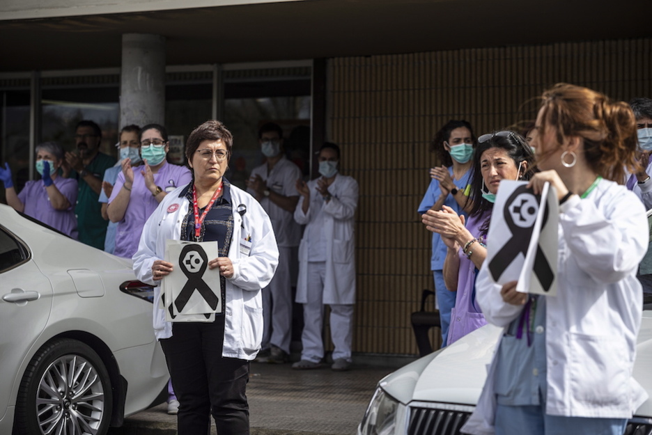 Concentración en Galdakao, donde trabajaba la enfermera fallecida. (Aritz LOIOLA / FOKU)