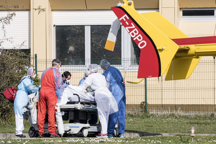 Médicos trasladan en helicoptero a un paciente. (Sebastien BOZON / AFP). 