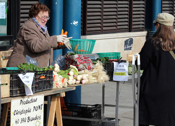 Des consignes étaient exposées dans les stands des producteurs participants au marché de Bayonne. ©Bob EDME