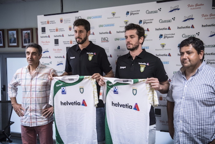 Javi Gracia, el primero por la derecha, asegura que la Asobal pedirá concluir la competición. (Jagoba MANTEROLA/FOKU)