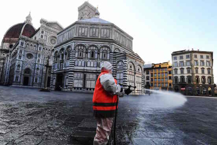 Un operario trabaja en Florencia. (Carlo BRESSAN / AFP)