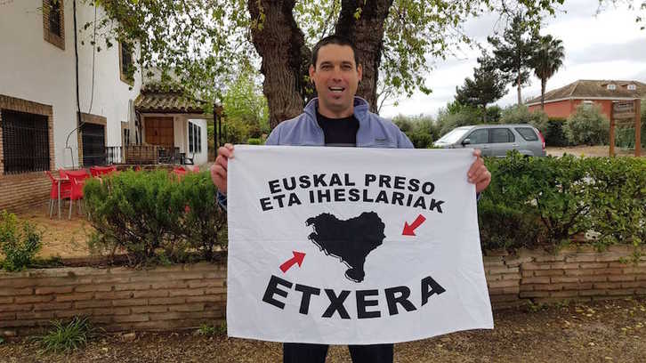 Calabozo, jada kalean dela, presoak Euskalerriratzeko ikurra eskuetan. (Etxerat)