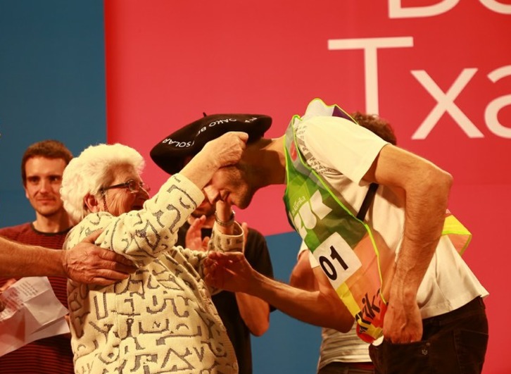 Luzia Goñik 2017ak txapela jantzi zion Julio Sotori. (BERTSOZALE ELKARTEA)