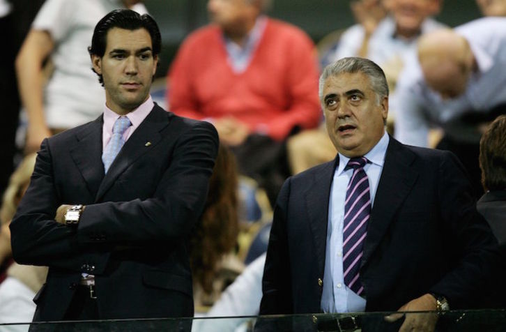 Lorenzo Sanz, presidente del Real Madrid desde 1995 hasta el 2000, junto a su hijo Lorenzo junior. (Paco Serinelli/AFP)