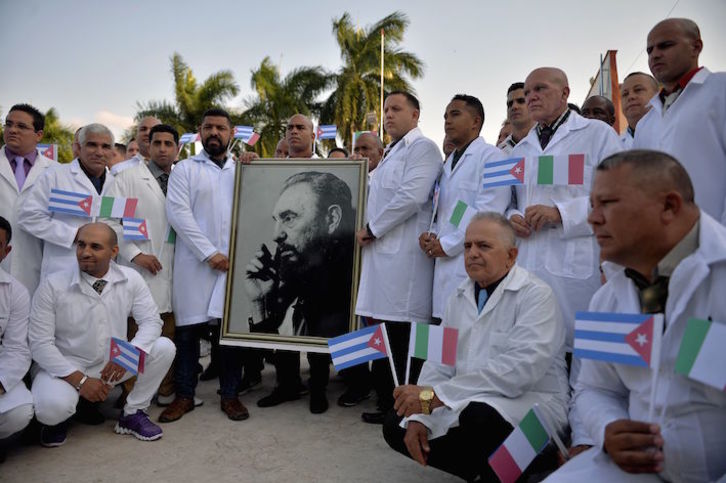 La Brigada Henry Reeve homenajeó a su creador Fidel Castro antes de viajar a Lombardía. (Yamil Lage/AFP)