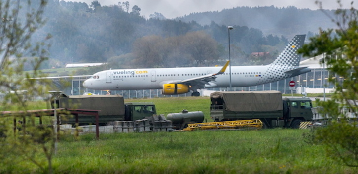 MiIitares españoles en Loiu. (Marisol RAMIREZ/FOKU)