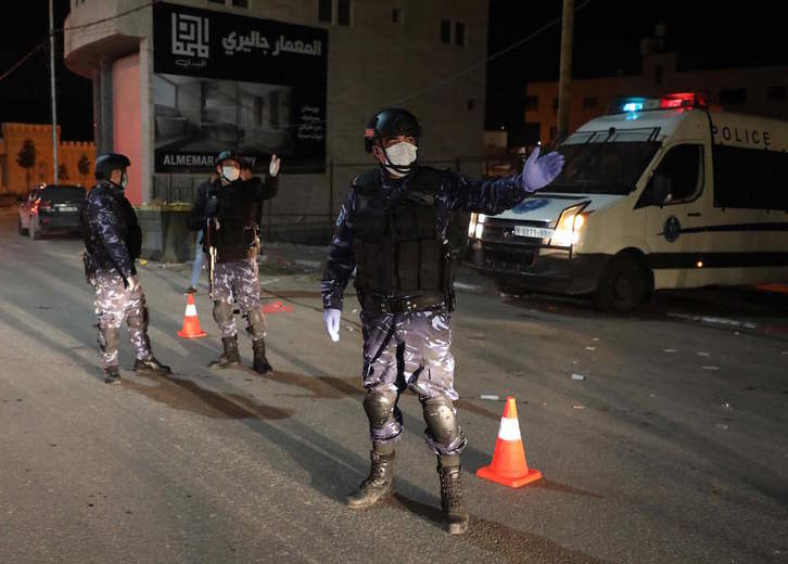 Policías palestinos en un control en Hebrón. (HAZEM BADER / AFP) 