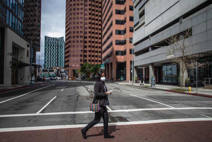 Una mujer con mascarilla cruza una calle en Los Ángeles, Estados Unidos. (Apu GOMES / AFP) 