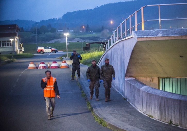 Efectivos del Ejército español en el aeropuerto de Loiu. (Marisol RAMÍREZ/FOKU)