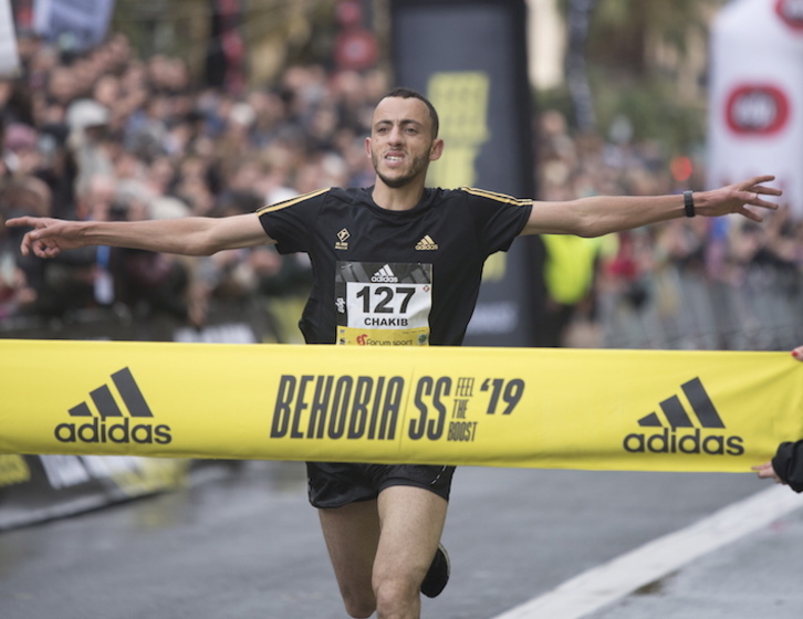 Chakin Lachgar cruza victorioso la meta de la Behobia-Donostia del año pasado. (Juan Carlos RUIZ/FOKU)