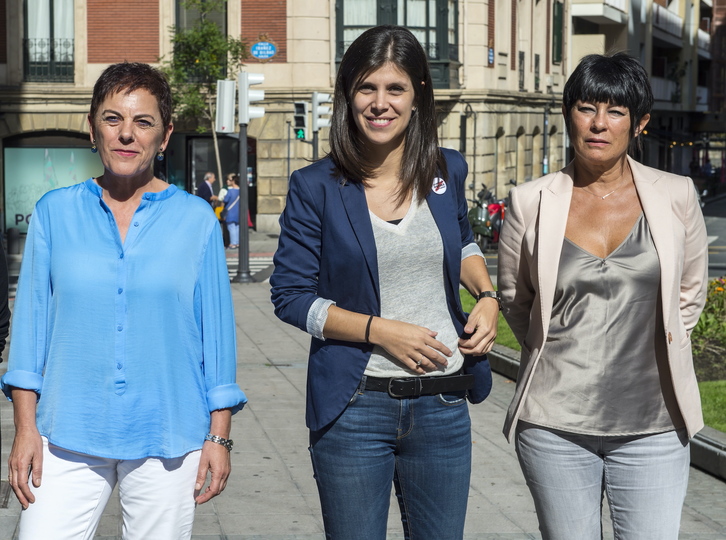 La portavoz de ERC, Marta Vilalta, junto a Mertxe Aipurua y Maddalen Iriarte. (Marisol Ramírez/FOKU)