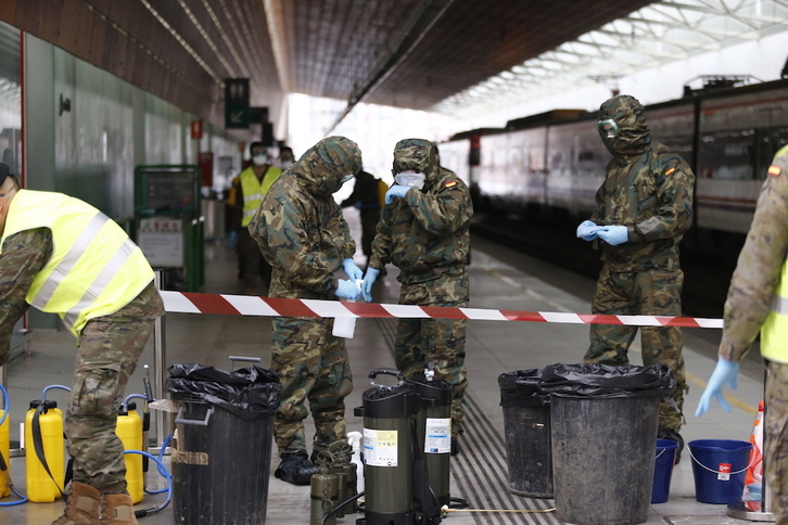 Soldados en la estación de Abando, esta tarde. (Aritz LOIOLA/FOKU)