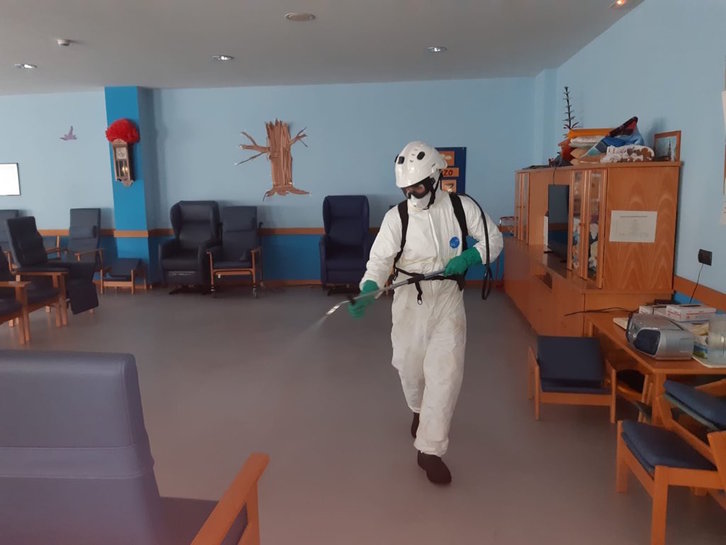 Un bombero desinfecta una residencia en Araba. (@ramirogonza)