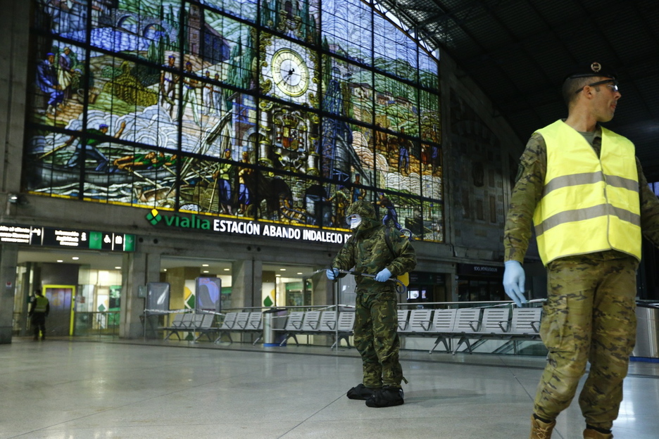 Militares desinfectando la estación de Abando. (Aritz LOIOLA / FOKU)
