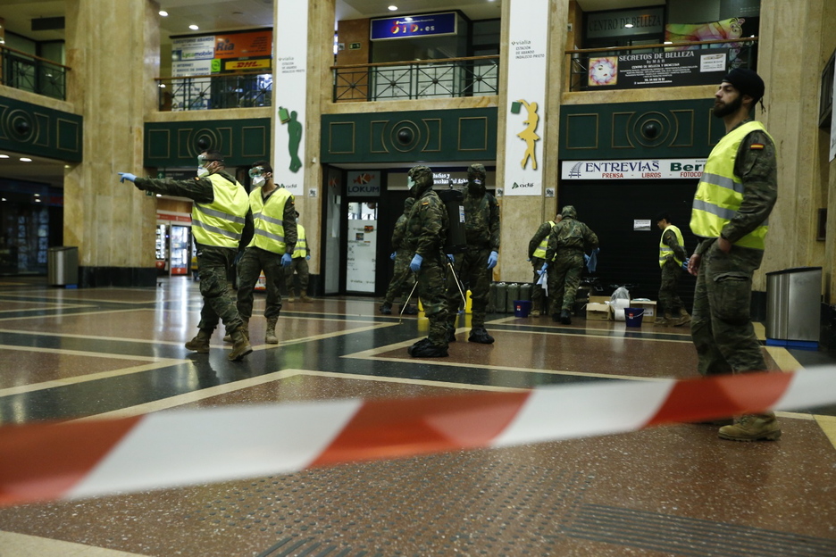 Militares desinfectando la estación de Abando. (Aritz LOIOLA / FOKU)
