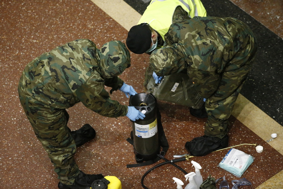 Militares desinfectando la estación de Abando. (Aritz LOIOLA / FOKU)