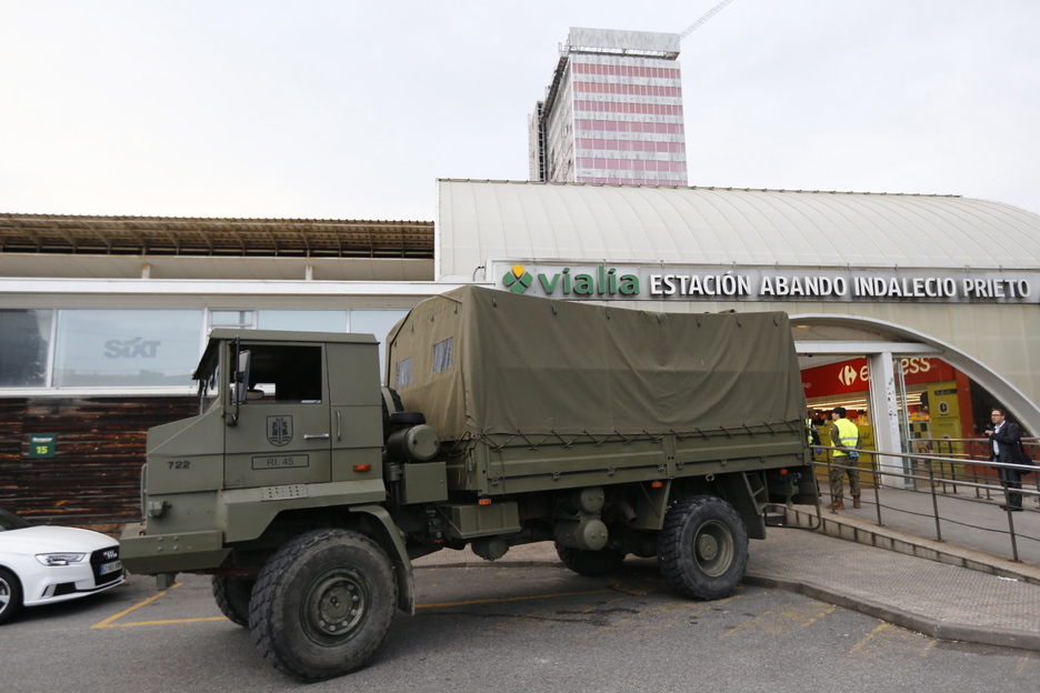 Un vehículo militar en la estación de Abando. (Aritz LOIOLA / FOKU)
