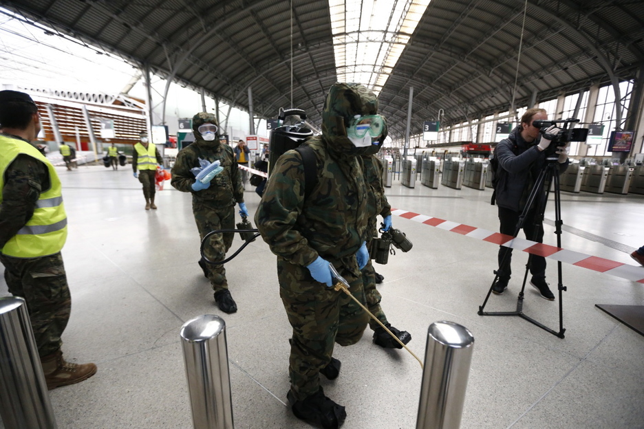 Militares desinfectando la estación de Abando ante los medios de comunicación. (Aritz LOIOLA / FOKU)