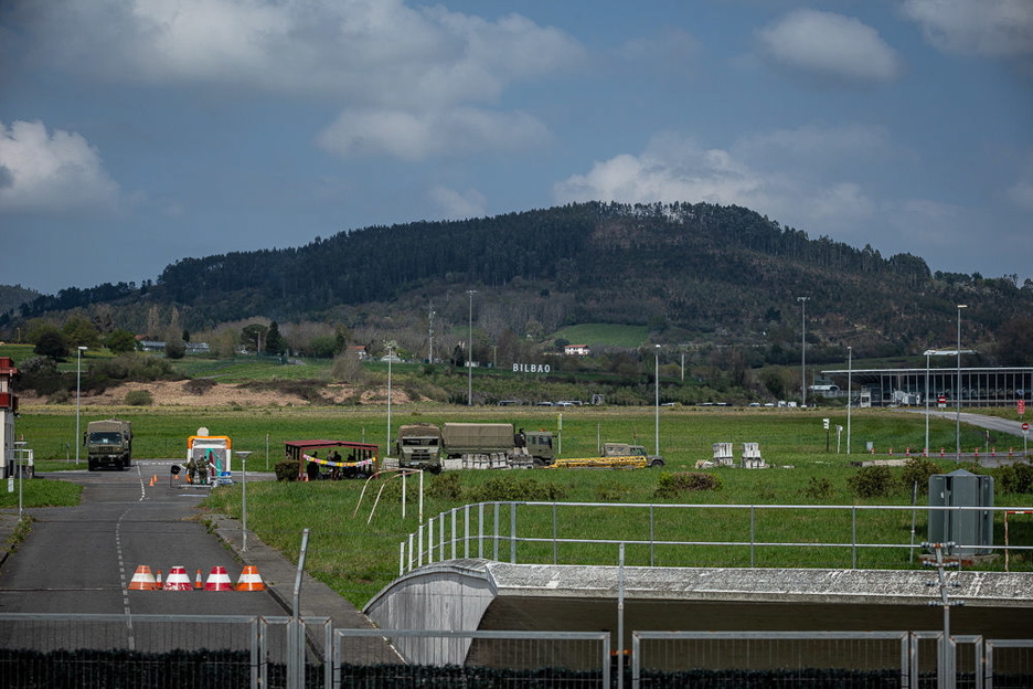 Militares españoles en el aeropuerto de Loiu. (Aritz LOIOLA / FOKU)