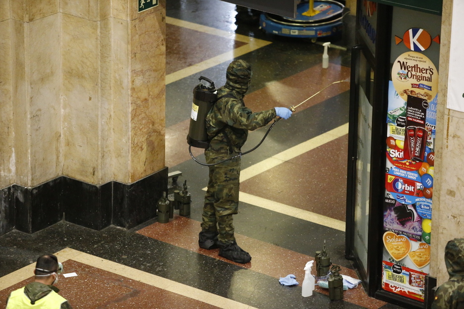 Militares desinfectando la estación de Abando. (Aritz LOIOLA / FOKU)