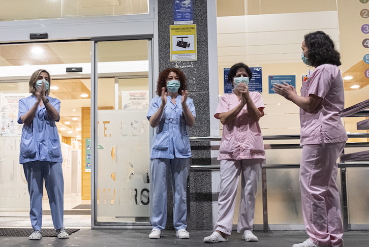Sanitarias, en el aplauso diario de las 20.00, en Donostia. (Jon URBE | FOKU)