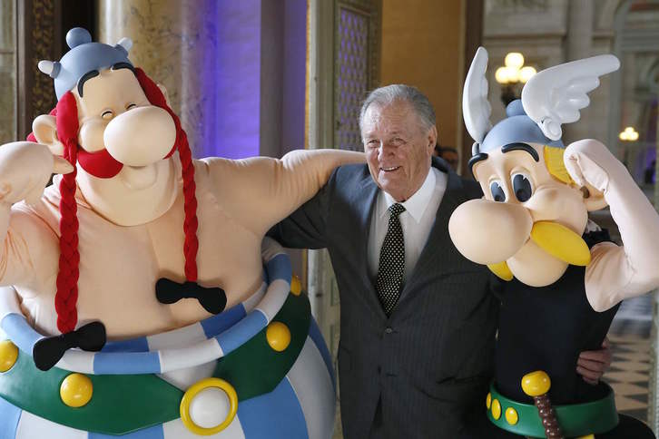 Uderzo posa junto a Obelix y Asterix en una imagen tomada en 2015. (PATRICK KOVARIK / AFP) 