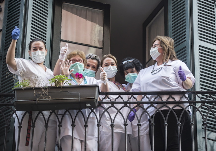 Trabajadoras de la Residencia de El Arenal de Bilbo que intentan proteger a los aitonas y amonas.  (Marisol Ramírez/FOKU)