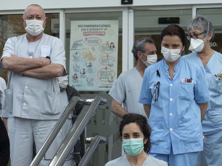 Sanitarios con sus protecciones, en el Hospital Donostia. (Jon URBE | FOKU)