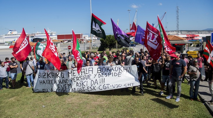 Protesta de trabajadores por la posición de la empresa Haizea Wind ante sus demandas. (Luis JAUREGIALTZO/FOKU)