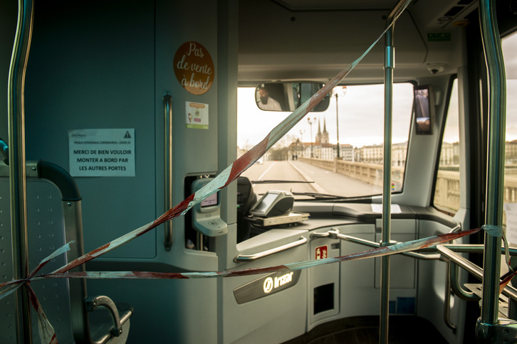 Autobusetan prebentzio neurriak hartu dituzte gidarien eta bidaiarien arteko kontaktua saihesteko. (Guillaume FAUVEAU)