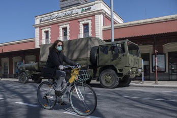 El portavoz de Sanidad, Fernando Simon, junto al presidente Pedro Sánchez y su ministro Salvador Illa. (Borja PUIG DE LA BELLACASA/AFP)