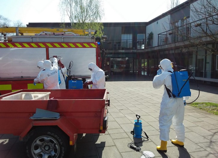 Suhiltzaileak Irungo adinekoen egoitza desinfektatzen. (Gipuzkoako Aldundia)