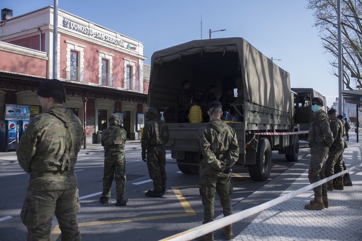 El Ejército español ha llegado a Donostia, siguiendo la estela de ayer en Loiu y Bilbo. (Juan Carlos RUIZ/FOKU)