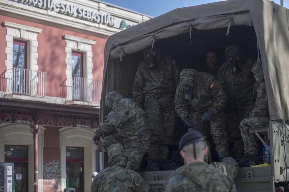 Militares españoles han desifectado la estación de tren en Donostia. (Juan Carlos RUIZ / FOKU)