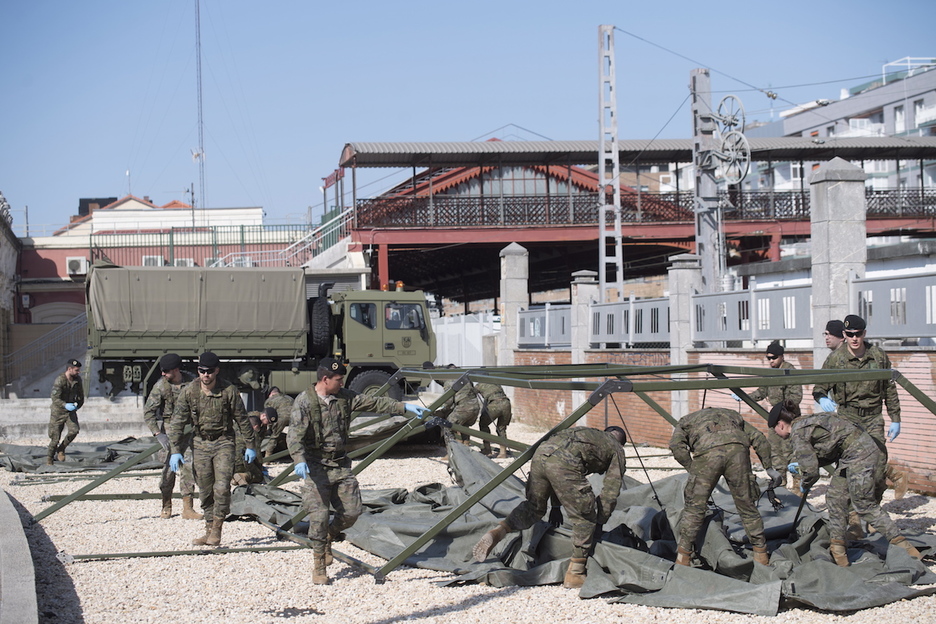 Militares españoles han desifectado la estación de tren en Donostia. (Juan Carlos RUIZ / FOKU)