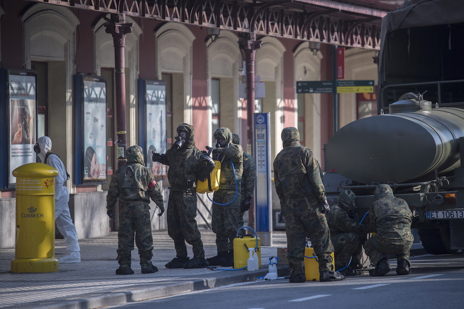 Militares españoles han desifectado la estación de tren en Donostia. (Juan Carlos RUIZ / FOKU)