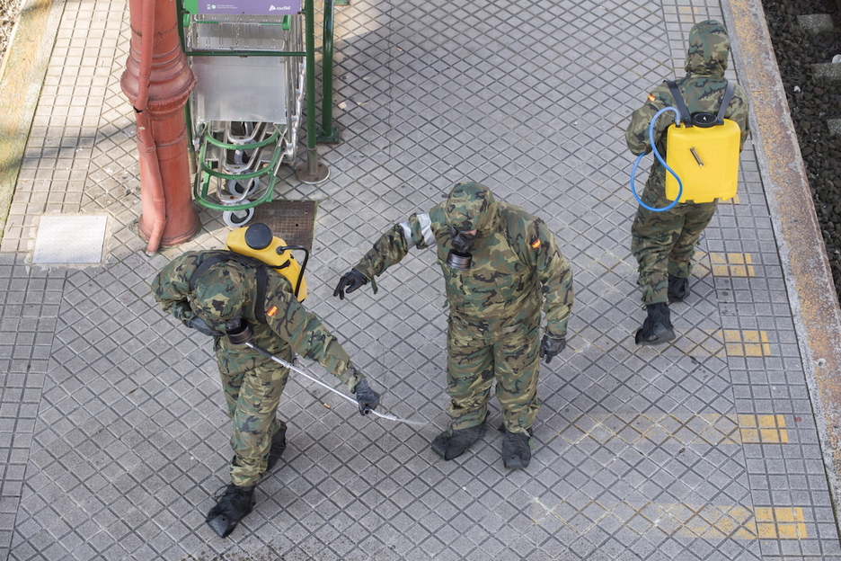 Militares españoles han desifectado la estación de tren en Donostia. (Juan Carlos RUIZ / FOKU)