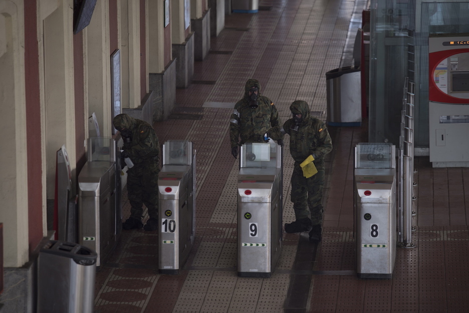 Militares españoles han desifectado la estación de tren en Donostia. (Juan Carlos RUIZ / FOKU)