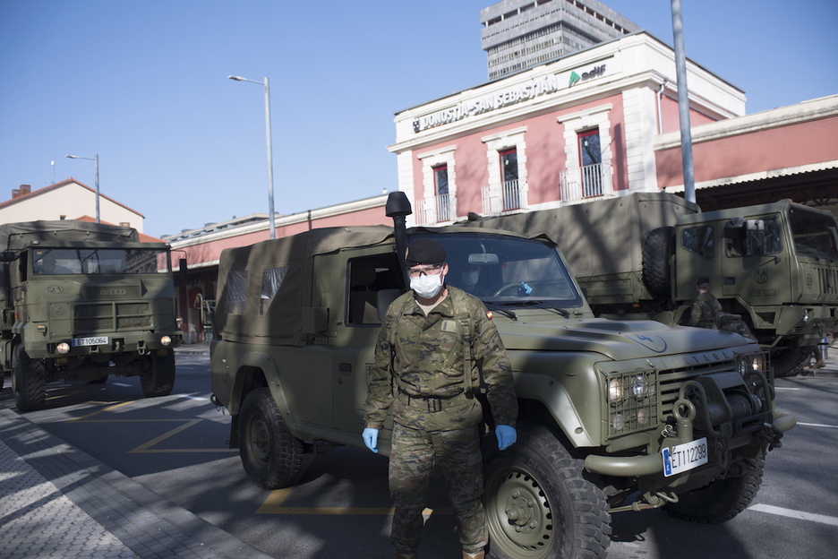 Militares españoles han desifectado la estación de tren en Donostia. (Juan Carlos RUIZ / FOKU)