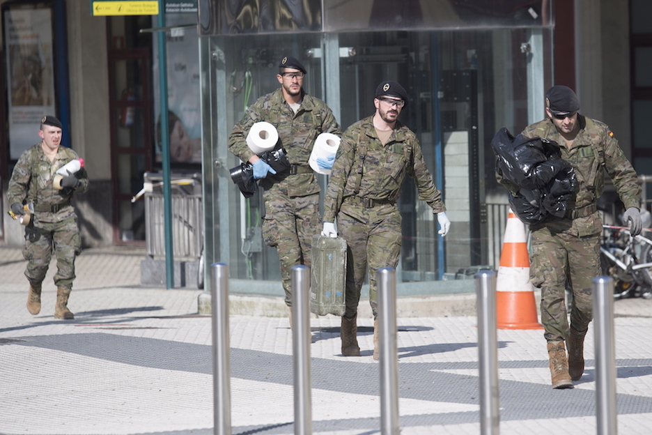 Militares españoles han desifectado la estación de tren en Donostia. (Juan Carlos RUIZ / FOKU)