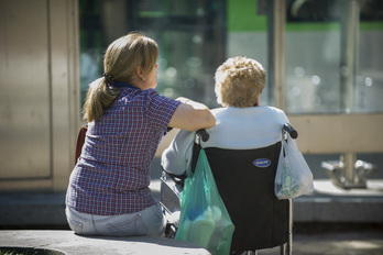 Emakume bat adineko beste emakume bat zaintzen. (Gorka RUBIO / FOKU)