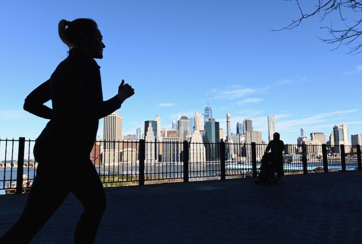 Una mujer corre por Nueva York ayer mismo. La ciudad preocupa especialmente. (Angela WEISS | AFP)