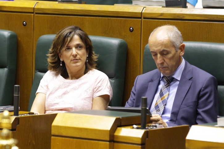 Beatriz Artolazabal, junto con Josu Erkoreka en un pleno en el Parlamento de Gasteiz en 2019. (Endika PORTILLO/FOKU)