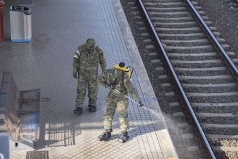 Militares españoles en la estación de Donostia. (Juan Carlos RUIZ/FOKU)