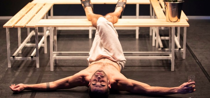 Protagonistetako bat «saunako» lurrean etzanda.(NAIZ)